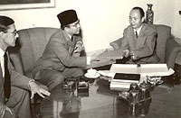 De Koning, Soekarno and Adinegoro.