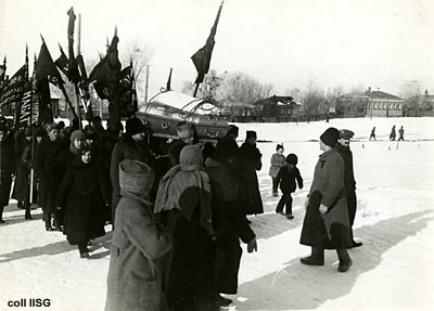 The coffin is carried to the railway station of Dmitrov