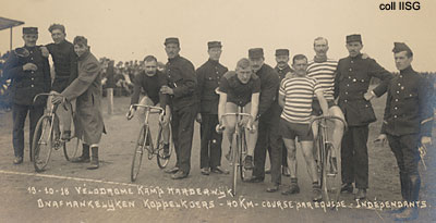 Wielerwedstrijd in kamp Harderwijk