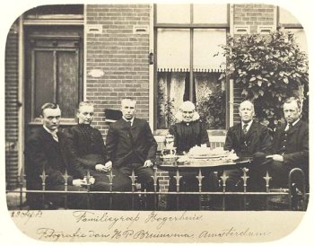 Familie Hogerhuis enkele jaren na de vrijlating van de broers