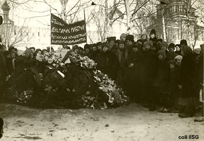 De Russische Confederatie van Anarcho-Syndicalisten op de begraafplaats bij het klooster Novodevičy