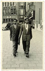 Hindostaanse Surinamers op straat in Den Haag, 1957